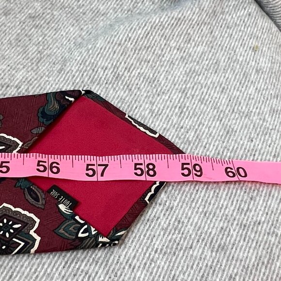 🍁Canadian Made Silk Elegance: Club International Tie Exquisite 100% Silk🍁 - Picture 5 of 5